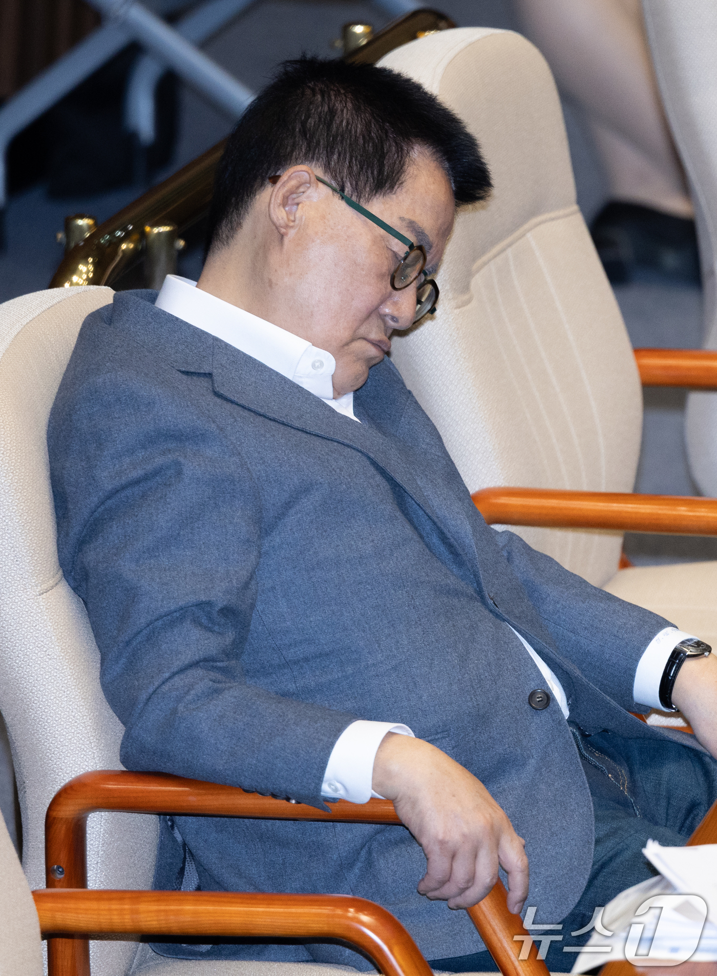 (서울=뉴스1) 이재명 기자 = 박지원 더불어민주당 의원이 16일 오후 서울 여의도 국회에서 열린 제424회 국회(임시회) 제 4차 본회의에서 잠시 잠들어 있다. 2025.4.16 …