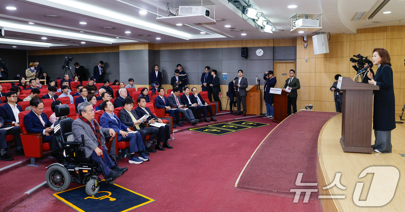 (서울=뉴스1) 안은나 기자 = 김민전 국민의힘 의원이 16일 서울 여의도 국회의원회관에서 열린 '헌재·선관위 개혁 어떻게 할 것인가? 헌법개정 토론회'에 참석해 인사말을 하고 있 …