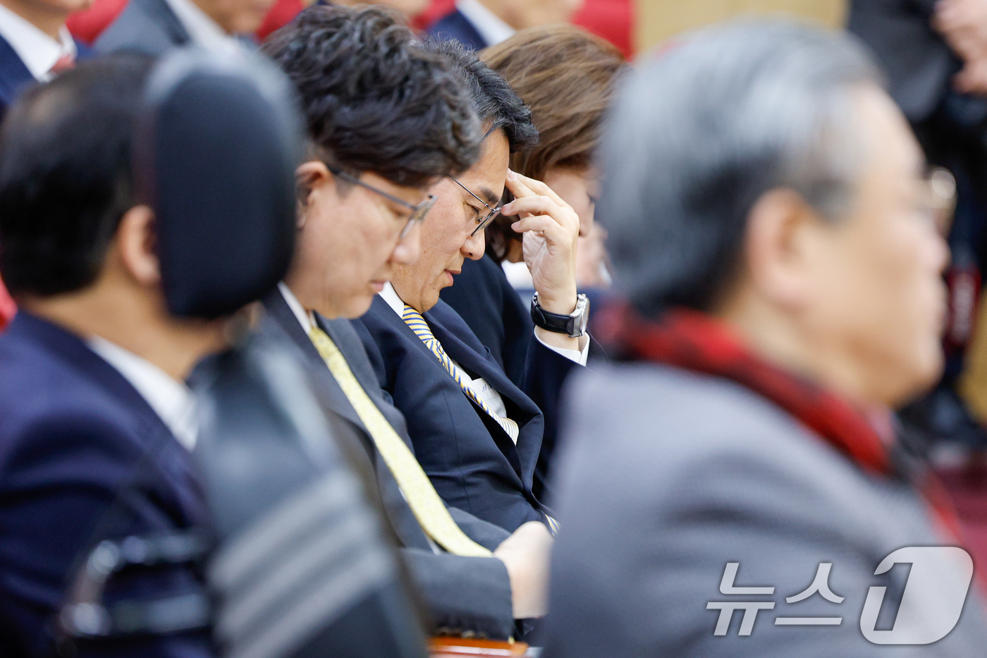 (서울=뉴스1) 안은나 기자 = 윤상현 국민의힘 의원이 16일 서울 여의도 국회의원회관에서 열린 '헌재·선관위 개혁 어떻게 할 것인가? 헌법개정 토론회'에 참석하고 있다. 2025 …