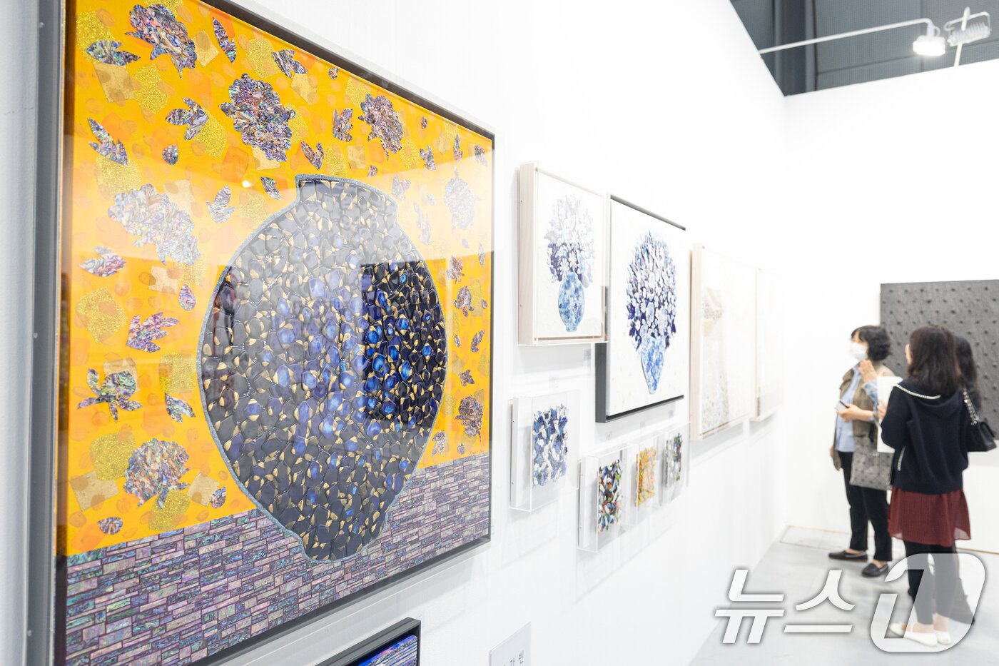 본문 이미지 - 16일 서울 강남구 코엑스에서 열린 &#39;2025 화랑미술제&#39;에 작품들이 전시돼 있다. 168개 협회 회원 화랑이 참여해 열리는 이번 화랑미술제는 오는 16일부터 20일까지 코엑스 A, B 홀에서 열린다. 2025.4.16/뉴스1 ⓒ News1 이승배 기자