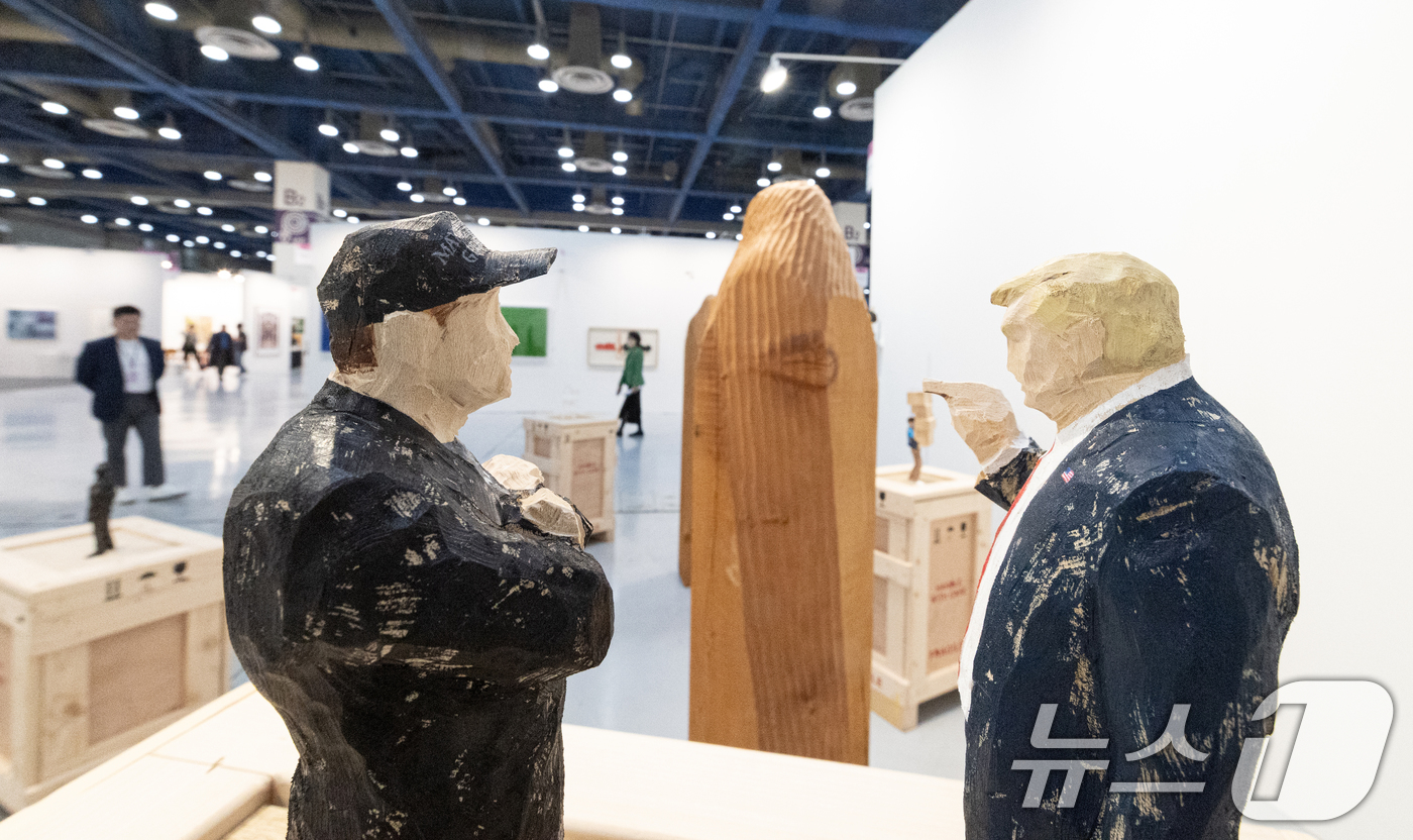 (서울=뉴스1) 이승배 기자 = 16일 서울 강남구 코엑스에서 열린 '2025 화랑미술제'에 작품들이 전시돼 있다.168개 협회 회원 화랑이 참여해 열리는 이번 화랑미술제는 오는 …