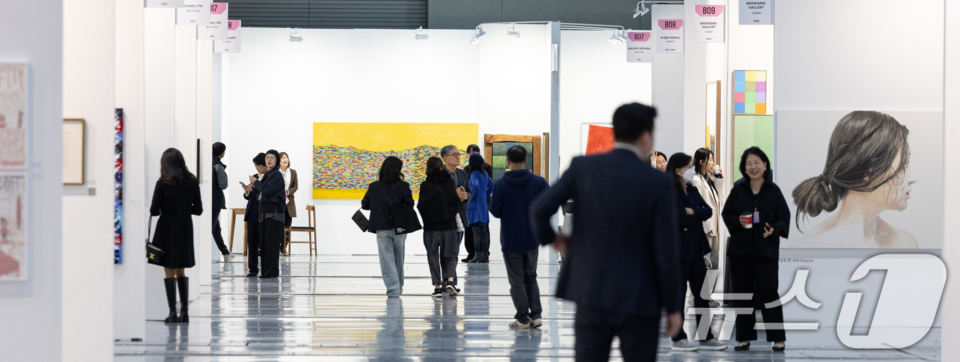 (서울=뉴스1) 이승배 기자 = 16일 서울 강남구 코엑스에서 열린 '2025 화랑미술제'에 작품들이 전시돼 있다.168개 협회 회원 화랑이 참여해 열리는 이번 화랑미술제는 오는 …