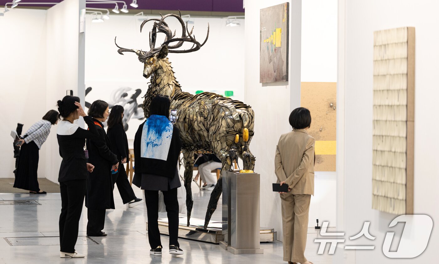 본문 이미지 - 16일 서울 강남구 코엑스에서 열린 &#39;2025 화랑미술제&#39;에 작품들이 전시돼 있다. 168개 협회 회원 화랑이 참여해 열리는 이번 화랑미술제는 오는 16일부터 20일까지 코엑스 A, B 홀에서 열린다. 2025.4.16/뉴스1 ⓒ News1 이승배 기자