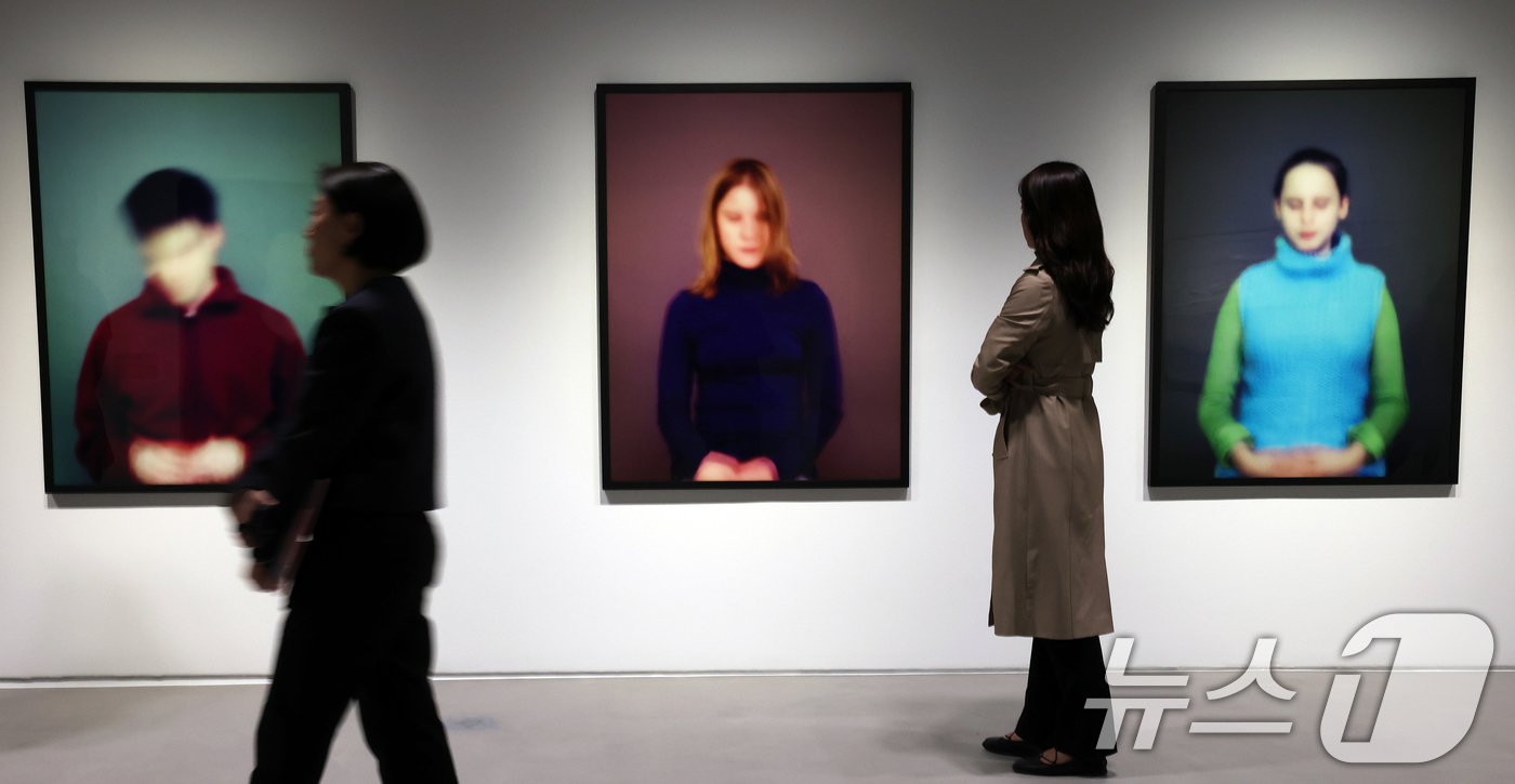 (서울=뉴스1) 오대일 기자 = 16일 오후 서울 종로구 세화미술관에서 열린 상반기 기획전 ‘유영하는 세계: Bed, Bath, Bus’ 기자간담회에서 관계자들이 천경우 작가의 ' …