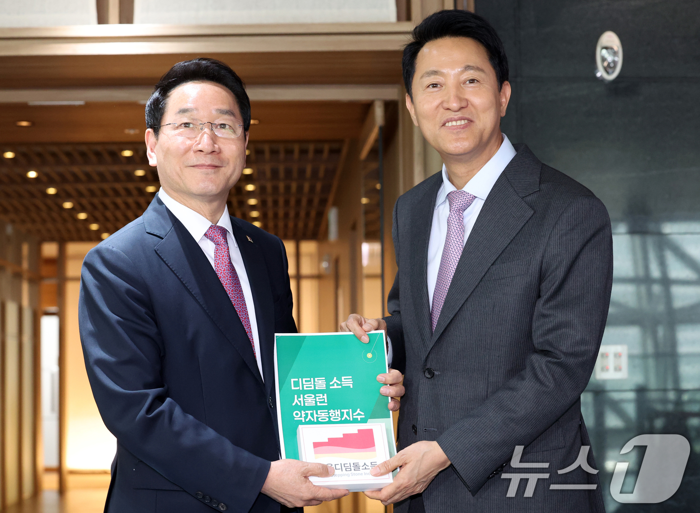 (서울=뉴스1) 김명섭 기자 = 제21대 대통령선거에 출마하는 유정복 인천시장이 16일 오후 서울시청에서 오세훈 시장과 회동을 마치고 정책 자료를 받고 있다. 2025.4.16/뉴 …