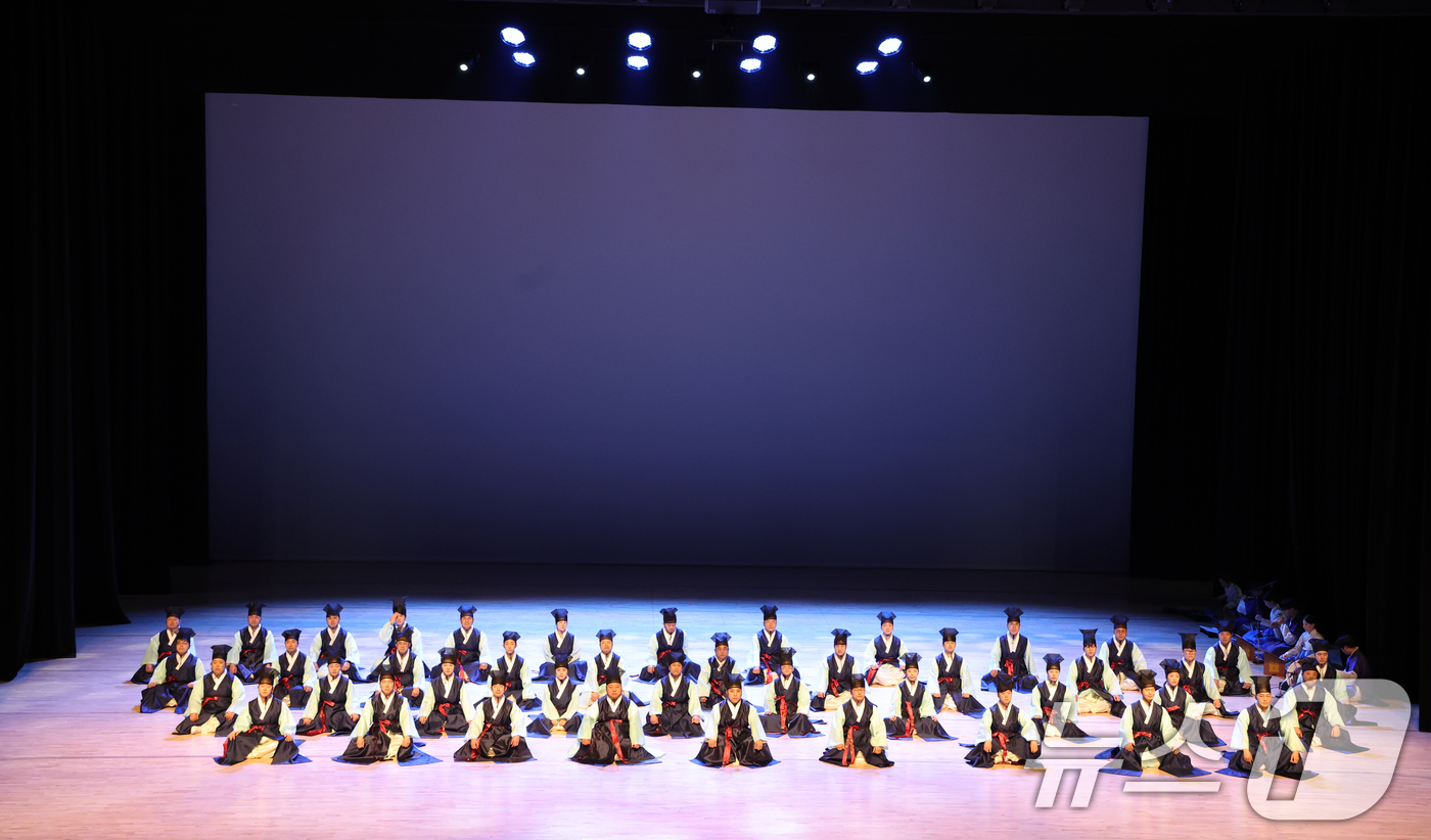 (광주=뉴스1) 김태성 기자 = 크라운해태 임직원 180여명이 펼치는 전통음악공연 '제4회 크라운해태 한음회'가 16일 광주예술의전당에서 리허설을 하고 있다. 남창가곡 우조 우편이 …