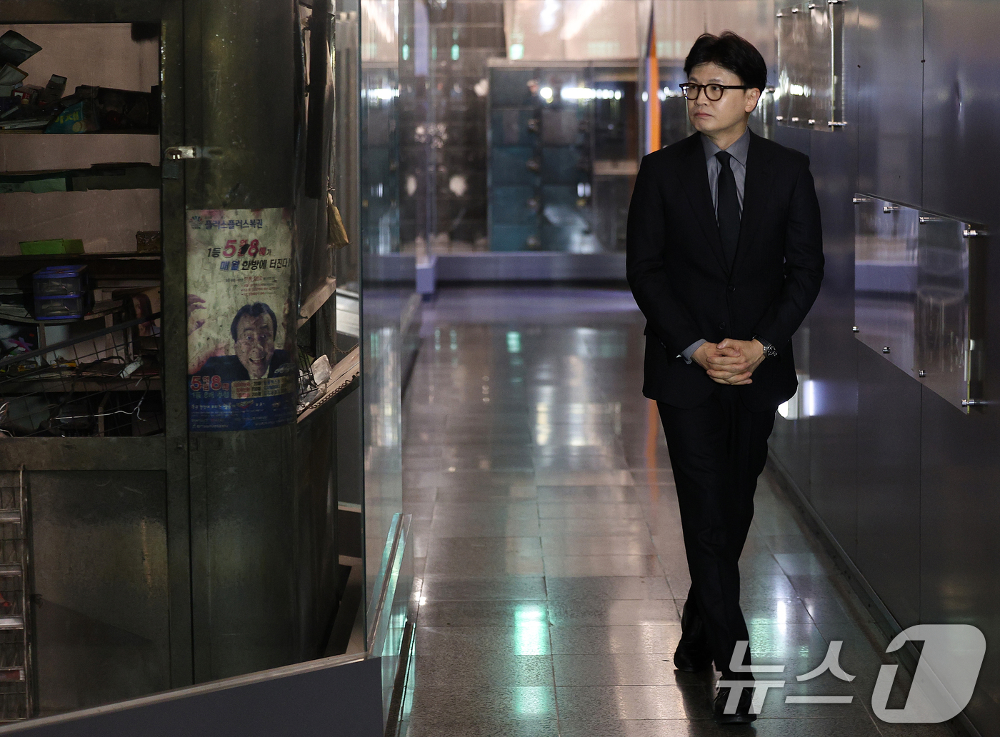 (대구=뉴스1) 공정식 기자 = 국민의힘 대선 후보 1차 경선에 진출한 한동훈 전 대표가 16일 오후 대구지하철 중앙로역을 찾아 2.18 대구지하철 화재 참사 기억공간을 살펴보고 …