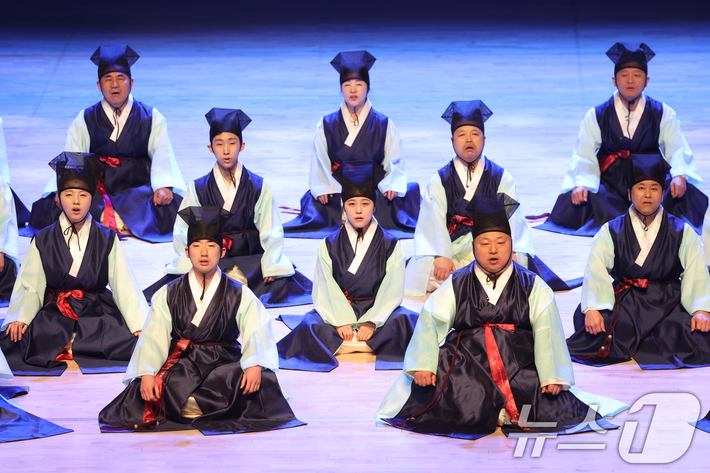 (광주=뉴스1) 김태성 기자 = 크라운해태 임직원 180여명이 펼치는 전통음악공연 '제4회 크라운해태 한음회'가 16일 광주예술의전당에서 리허설을 하고 있다. 남창가곡 우조 우편이 …
