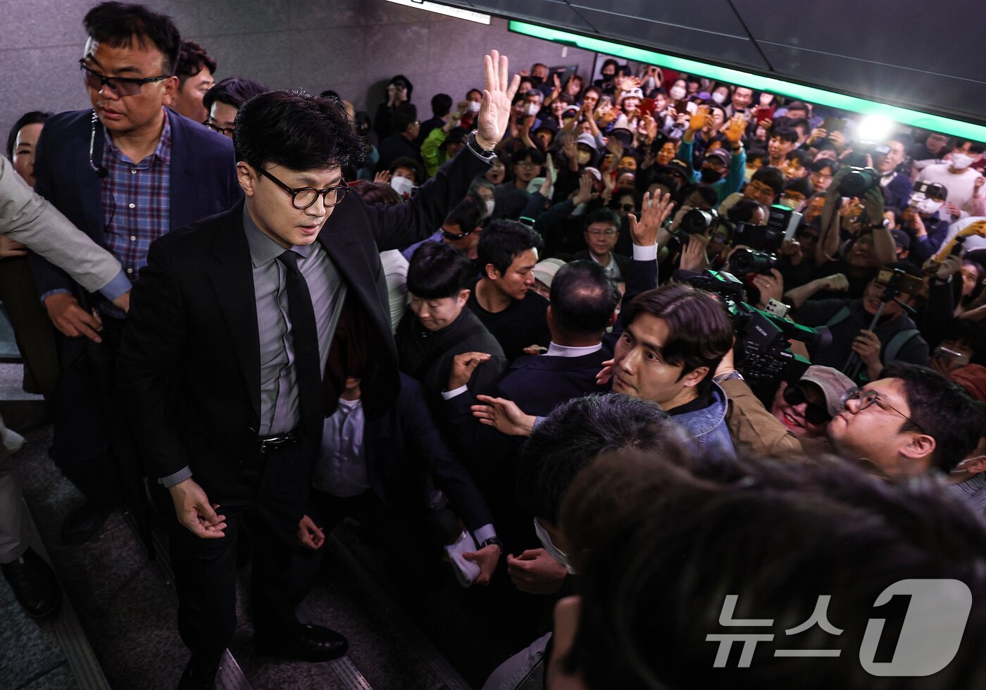 본문 이미지 - 국민의힘 대선 후보 1차 경선에 진출한 한동훈 전 대표가 16일 오후 대구지하철 중앙로역을 찾아 지지자를 향해 손을 흔들고 있다. 2025.4.16/뉴스1 ⓒ News1 공정식 기자
