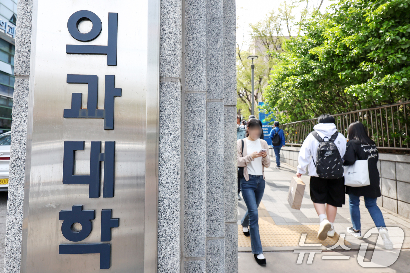 (서울=뉴스1) 민경석 기자 = 정부가 2026학년도 의대 모집 인원을 '증원 0명'인 3058명으로 확정한 것으로 전해졌다.의과대학 학장 모임인 한국의과대학·의학전문대학원협회(K …