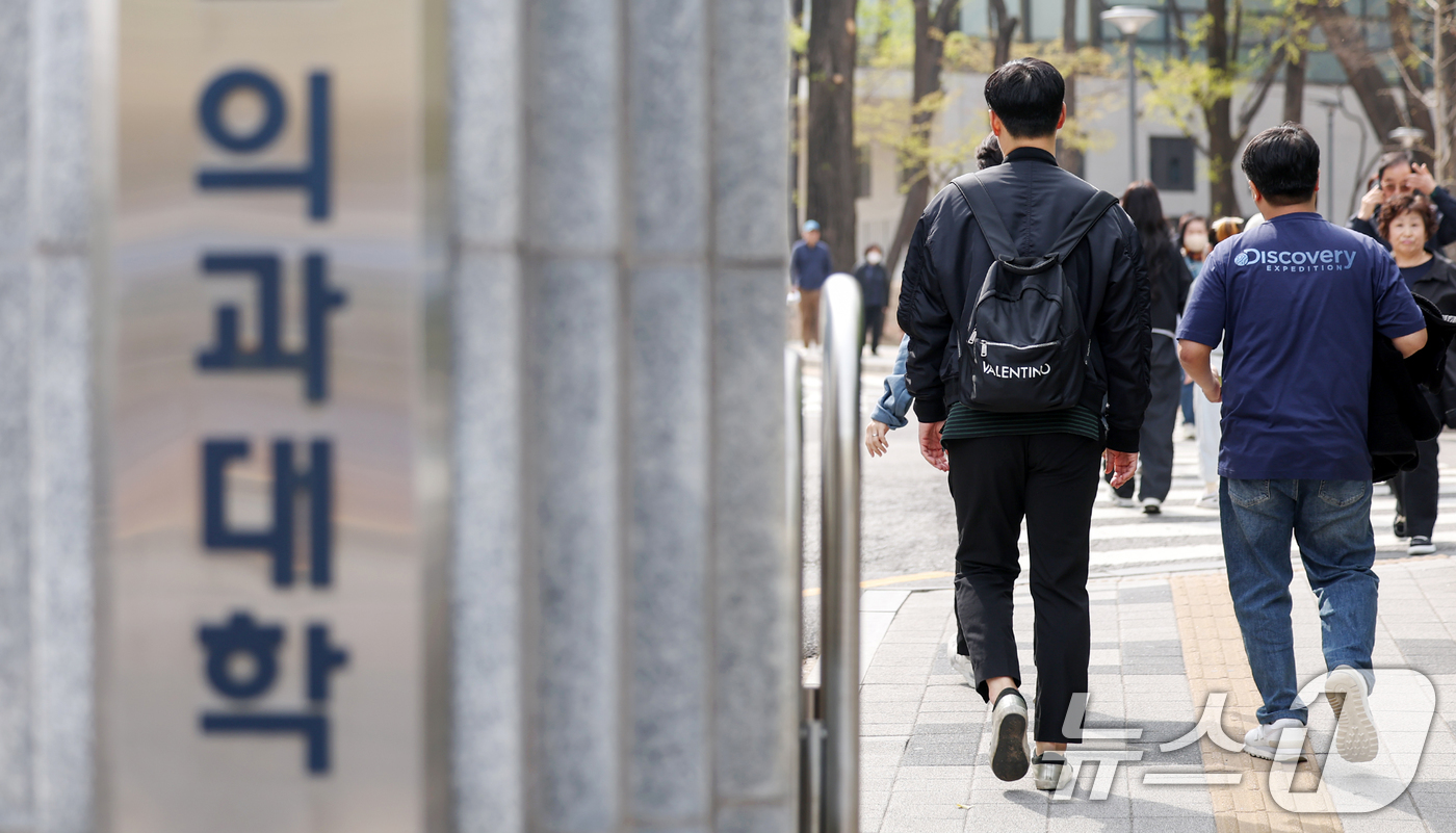 (서울=뉴스1) 민경석 기자 = 정부가 2026학년도 의대 모집 인원을 '증원 0명'인 3058명으로 확정한 것으로 전해졌다.의과대학 학장 모임인 한국의과대학·의학전문대학원협회(K …