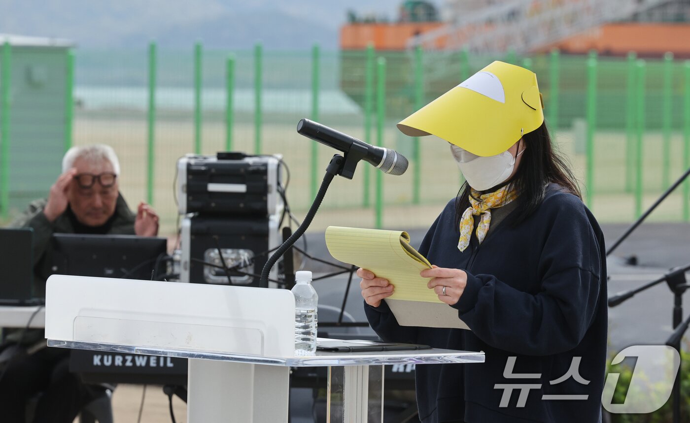 본문 이미지 - 4·16세월호참사 11주기인 16일 전남 목포신항 세월호 선체 앞에서 기억식이 엄수되고 있다. 2025.4.16/뉴스1 ⓒ News1 이수민 기자