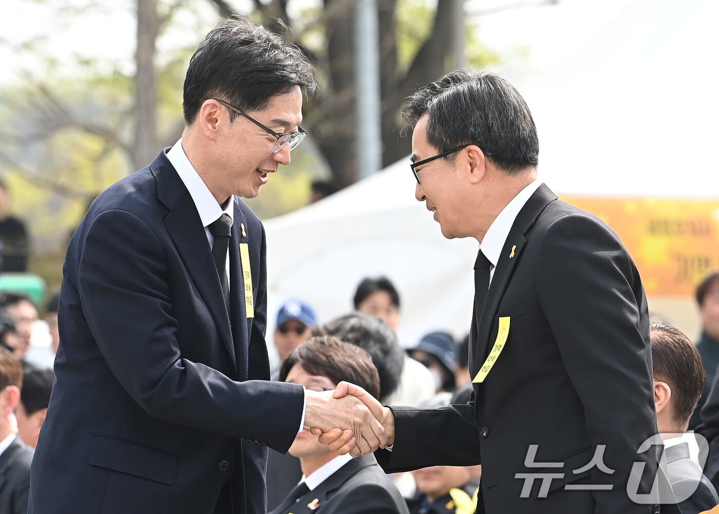 본문 이미지 - 김경수 전 경남지사와 김동연 경기지사가 16일 오후 경기도 안산시 화랑유원지에서 열린 세월호 참사 11주기 기억식에서 악수를 하고 있다. &#40;공동취재&#41; 2025.4.16/뉴스1 ⓒ News1 김영운 기자