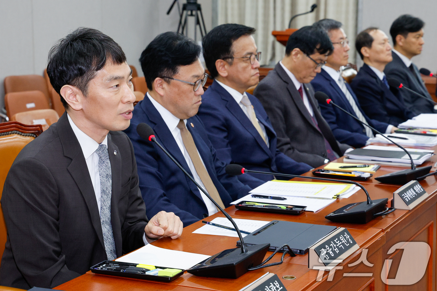 (서울=뉴스1) 안은나 기자 = 이복현 금융감독원장이 16일 오후 서울 여의도 국회 법제사법위원회에서 열린 최상목 경제부총리 겸 기획재정부 장관 탄핵소추사건 조사 청문회에 출석해 …