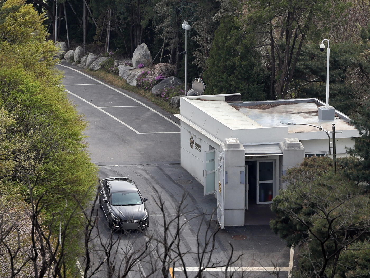 (서울=뉴스1) 황기선 기자 = 12·3 비상계엄을 수사하는 경찰이 16일 윤석열 전 대통령과 김성훈 대통령경호처 차장의 체포영장 집행 방해 혐의와 관련해 대통령실과 한남동 공관촌 …