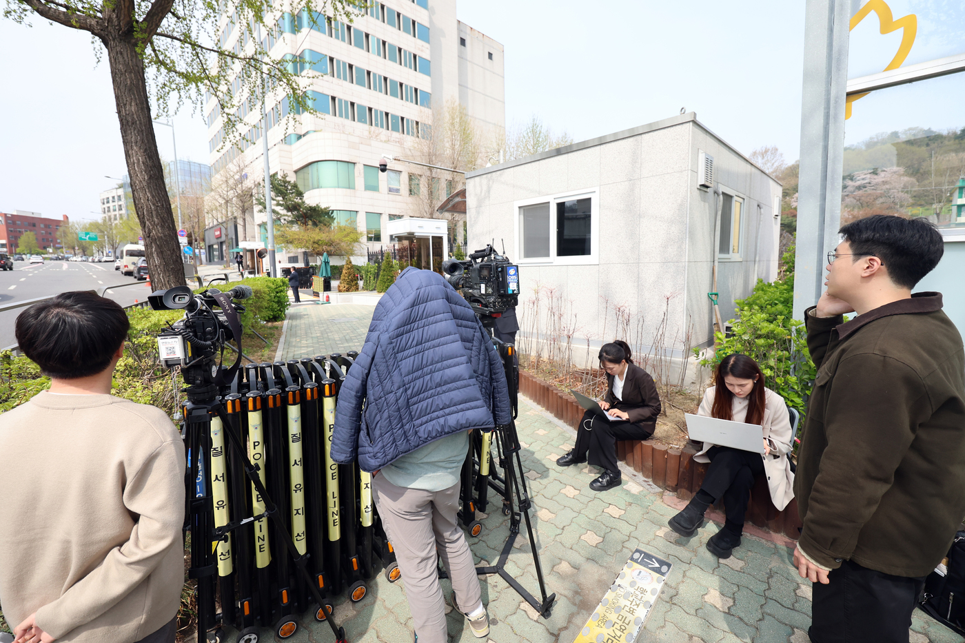(서울=뉴스1) 황기선 기자 = 12·3 비상계엄을 수사하는 경찰이 16일 윤석열 전 대통령과 김성훈 대통령경호처 차장의 체포영장 집행 방해 혐의와 관련해 대통령실과 한남동 공관촌 …