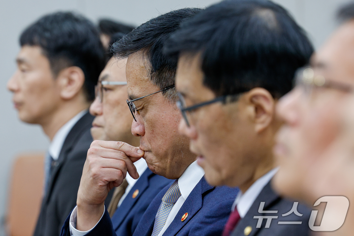 (서울=뉴스1) 안은나 기자 = 최상목 경제부총리 겸 기획재정부 장관 16일 오후 서울 여의도 국회 법제사법위원회에서 열린 최 부총리 탄핵소추사건 조사 청문회에 출석해 이복현 금감 …