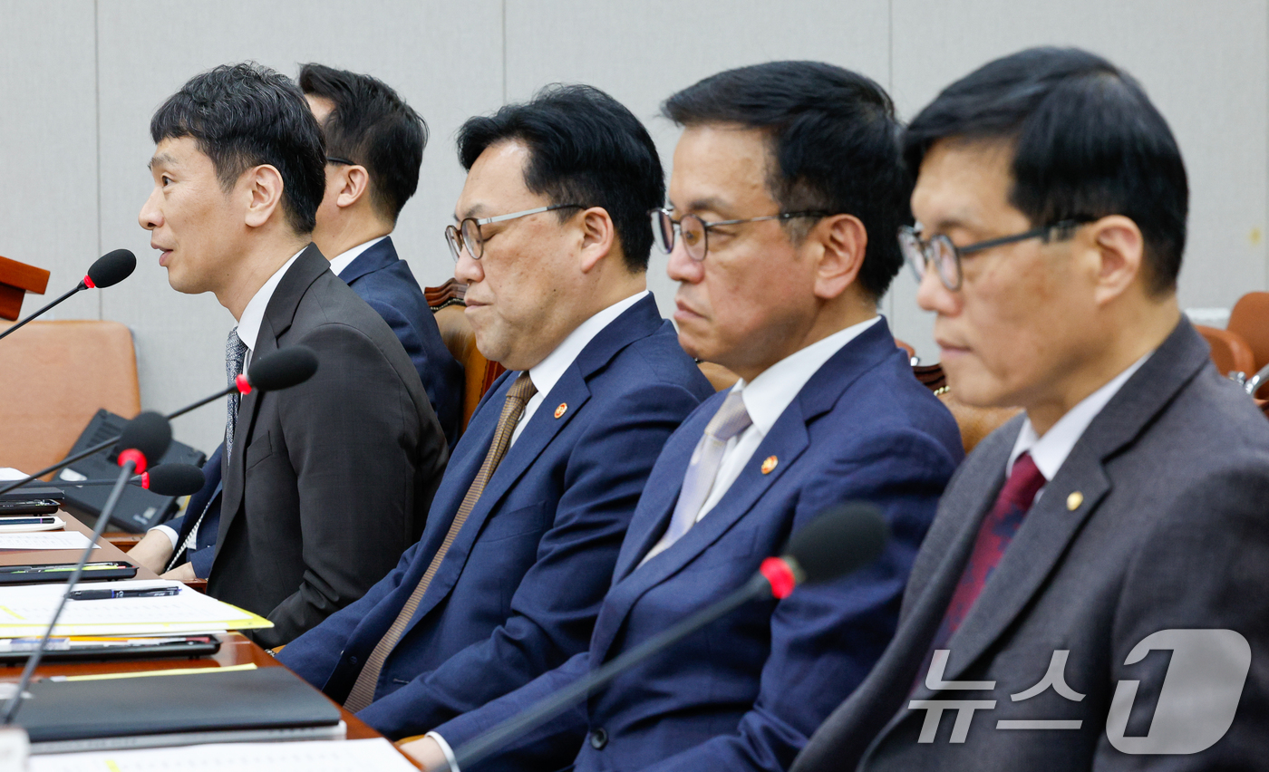 (서울=뉴스1) 안은나 기자 = 이복현 금융감독원장이 16일 오후 서울 여의도 국회 법제사법위원회에서 열린 최상목 경제부총리 겸 기획재정부 장관 탄핵소추사건 조사 청문회에 출석해 …