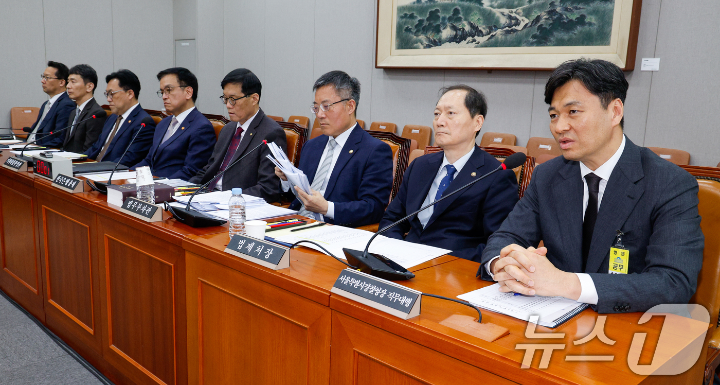 (서울=뉴스1) 안은나 기자 = 박현수 서울경찰청장 직무대리가 16일 오후 서울 여의도 국회 법제사법위원회에서 열린 최상목 경제부총리 겸 기획재정부 장관 탄핵소추사건 조사 청문회에 …