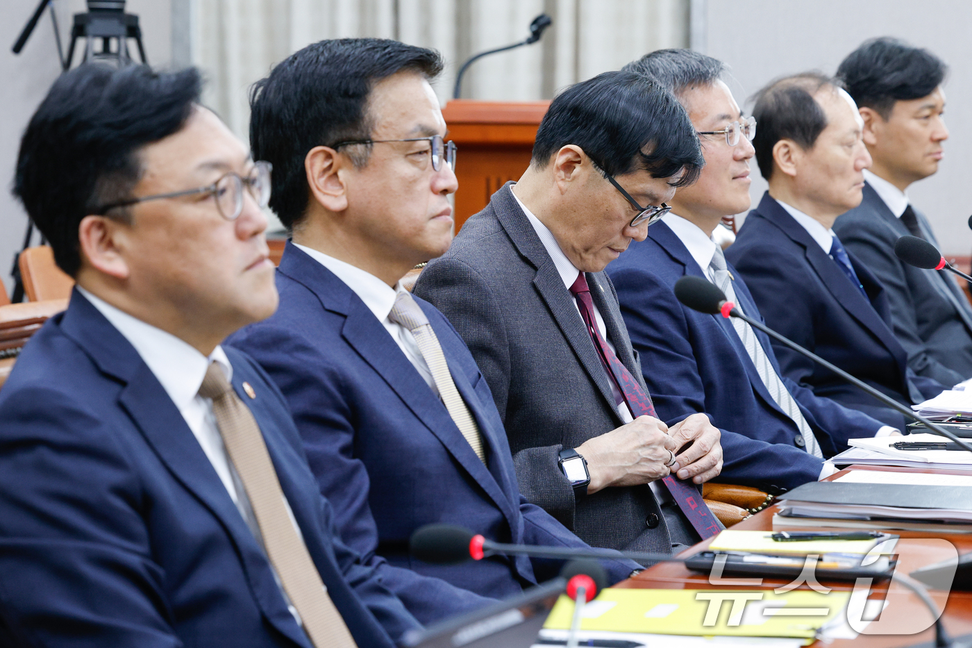(서울=뉴스1) 안은나 기자 = 이창용 한국은행 총재가 16일 오후 서울 여의도 국회 법제사법위원회에서 열린 최상목 경제부총리 겸 기획재정부 장관 탄핵소추사건 조사 청문회에 출석하 …