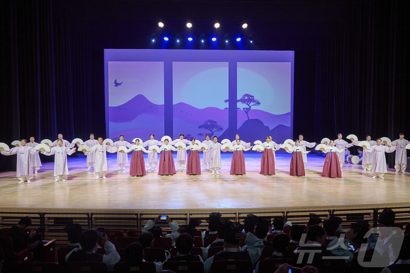 (서울=뉴스1) = 크라운해태제과는 16일 광주 북구 광주 예술의전당 대극장에서 임직원들이 펼치는 ‘제4회 크라운해태 한음공연’을 열었다고 밝혔다.16일 광주예술의전당 대극장에서 …