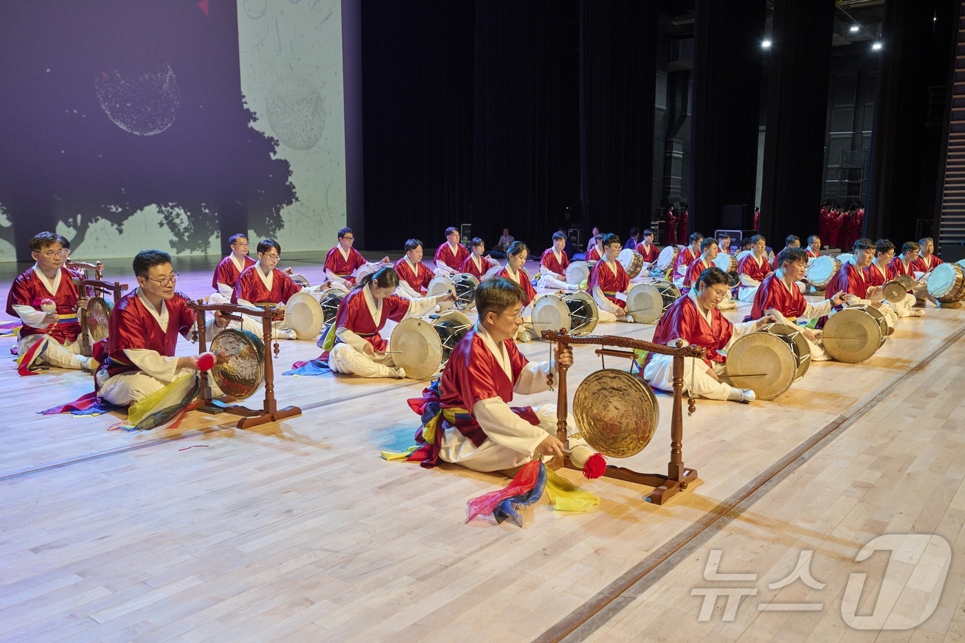 (서울=뉴스1) = 크라운해태제과는 16일 광주 북구 광주 예술의전당 대극장에서 임직원들이 펼치는 ‘제4회 크라운해태 한음공연’을 열었다고 밝혔다.16일 광주예술의전당 대극장에서 …