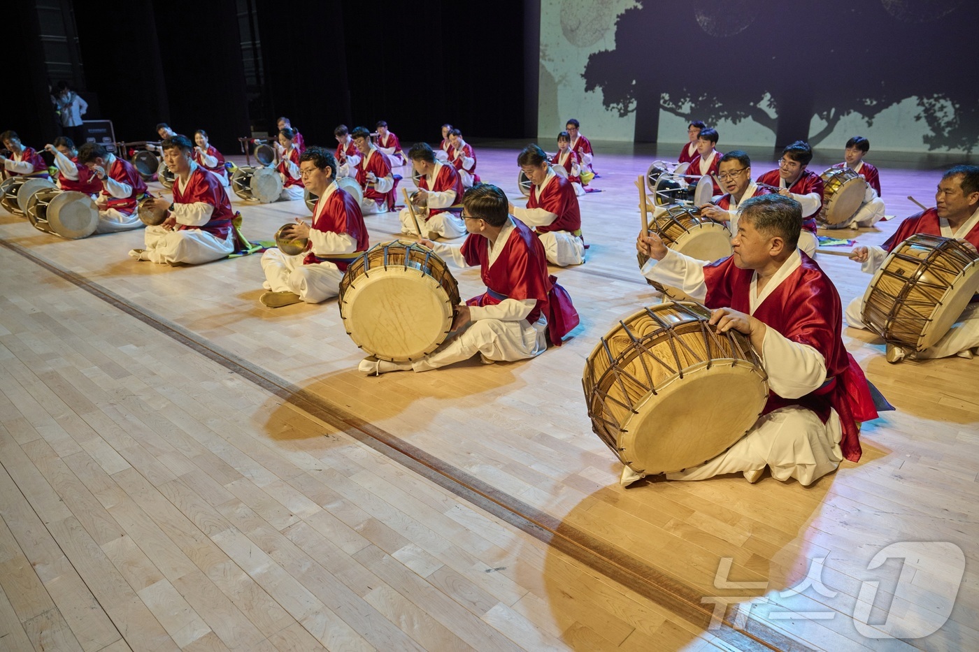 (서울=뉴스1) = 크라운해태제과는 16일 광주 북구 광주 예술의전당 대극장에서 임직원들이 펼치는 ‘제4회 크라운해태 한음공연’을 열었다고 밝혔다.16일 광주예술의전당 대극장에서 …