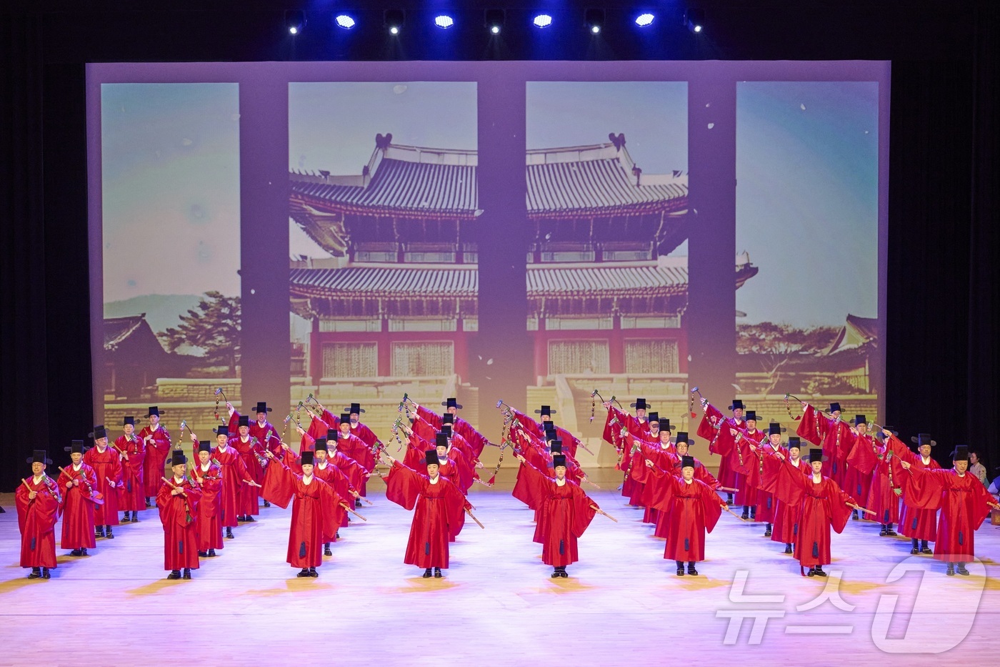 (서울=뉴스1) = 크라운해태제과는 16일 광주 북구 광주 예술의전당 대극장에서 임직원들이 펼치는 ‘제4회 크라운해태 한음공연’을 열었다고 밝혔다.16일 광주예술의전당 대극장에서 …