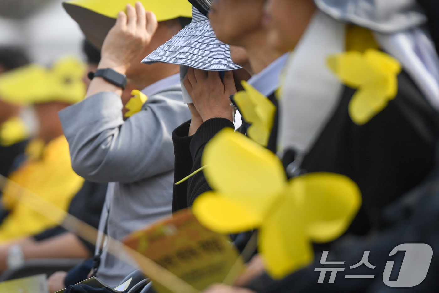 (안산=뉴스1) 김영운 기자 = 세월호 참사 11주기 기억식이 열린 16일 경기도 안산 화랑유원지에서 유가족들이 기억영상 시청 중 눈물을 흘리고 있다. (공동취재) 2025.4.1 …