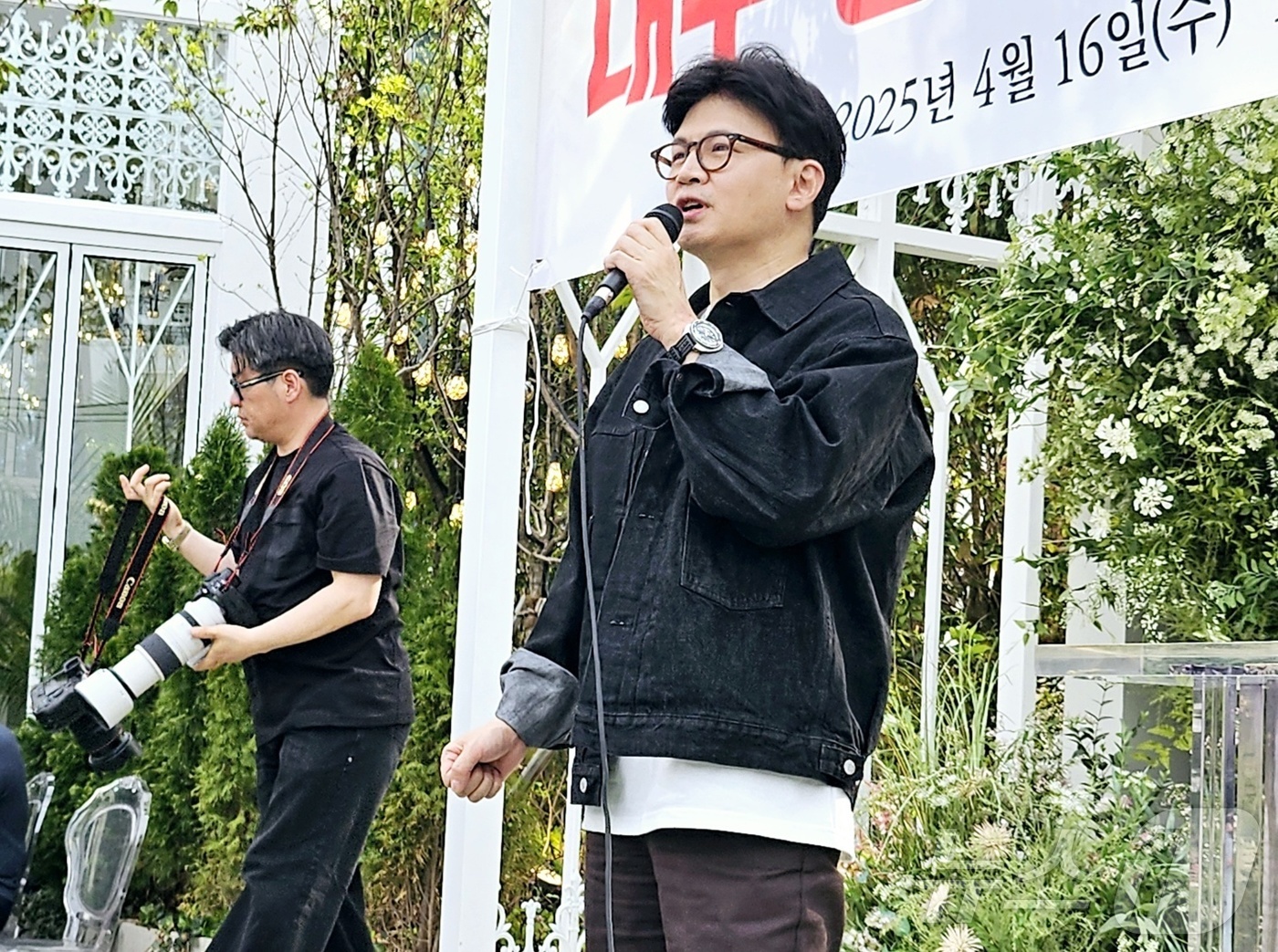 (대구=뉴스1) 남승렬 기자 = 6·3 대통령 선거 국민의힘 경선 주자인 한동훈 전 국민의힘 대표가 16일 대구 수성구 모처에서 열린 \'대구경북 청년 희망 경청회\'에 참석하고 …