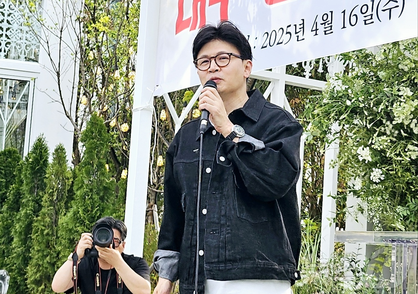 (대구=뉴스1) 남승렬 기자 = 6·3 대통령 선거 국민의힘 경선 주자인 한동훈 전 국민의힘 대표가 16일 대구 수성구 모처에서 열린 \'대구경북 청년 희망 경청회\'에 참석하고 …