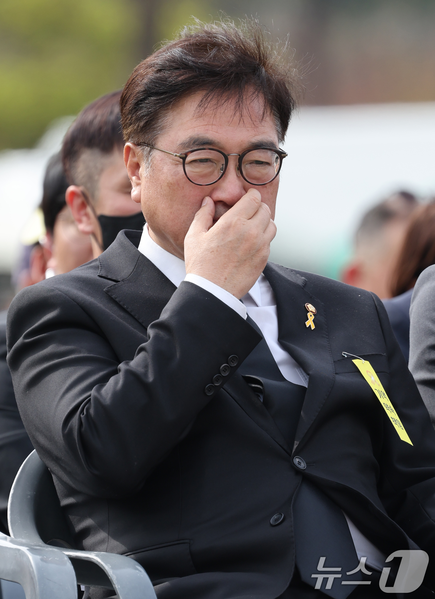 (안산=뉴스1) 김영운 기자 = 우원식 국회의장이 6일 안산시 단원구 화랑유원지에서 열린 세월호 참사 11주기 기억식에서 눈물을 흘리고 있다.(공동취재) 2025.4.16/뉴스1
