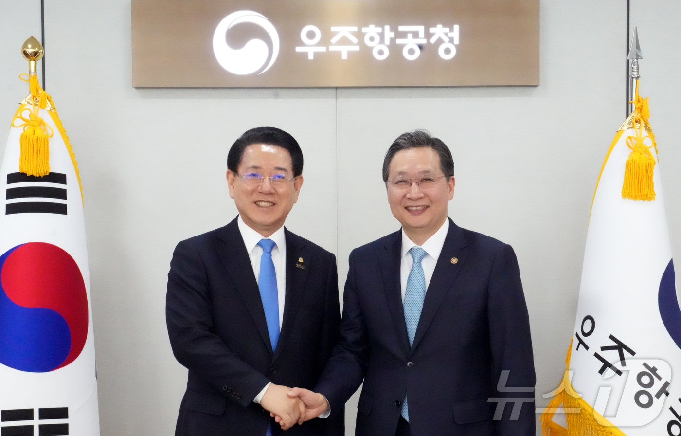 (무안=뉴스1) 전원 기자 = 김영록 전라남도지사가 16일 오후 경남 사천 우주항공청을 방문, 윤영빈 우주항공청장과 면담을 갖고 ‘제2우주센터 고흥 나로우주센터 인근 유치’ 및 ‘ …