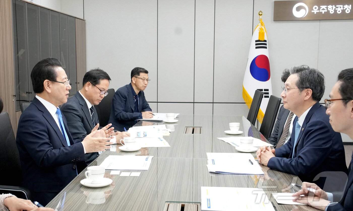 본문 이미지 - 김영록 전라남도지사가 16일 오후 경남 사천 우주항공청을 방문, 윤영빈 우주항공청장과 면담을 갖고 ‘제2우주센터 고흥 나로우주센터 인근 유치’ 및 ‘사이언스 컴플렉스 예비타당성조사 대상 사업 선정 협력’ 등 전남도 우주발사체 산업 클러스트 구축 상호협력을 위한 논의를 하고 있다.&#40;전남도 제공. 재판매 및 DB금지&#41; 2025.4.16/뉴스1 ⓒ News1 전원 기자