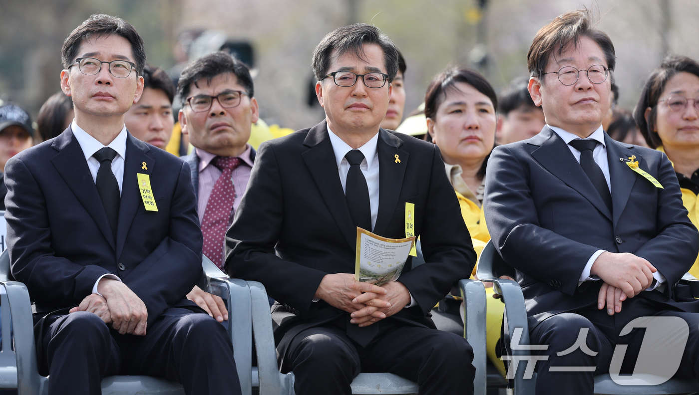 (안산=뉴스1) 김영운 기자 = 세월호 참사 11주기를 맞은 16일 안산시 단원구 화랑유원지에서 열린 '세월호 참사 11주기 기억식'에 더불어민주당 이재명 전 대표(오른쪽부터), …