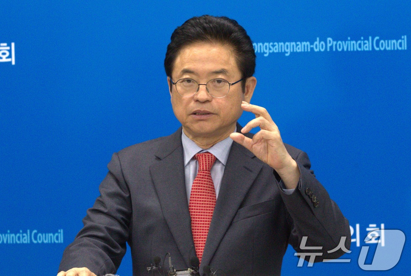 (광주=뉴스1) 신성훈 기자 = 대통령 선거에 나선 이철우 경북도지사는 16일 전국을 순회하며 지역별 공약을 점검하고 있다. 이 지사는 이날 광주광역시청,국힘광주시당,경남도청 등을 …