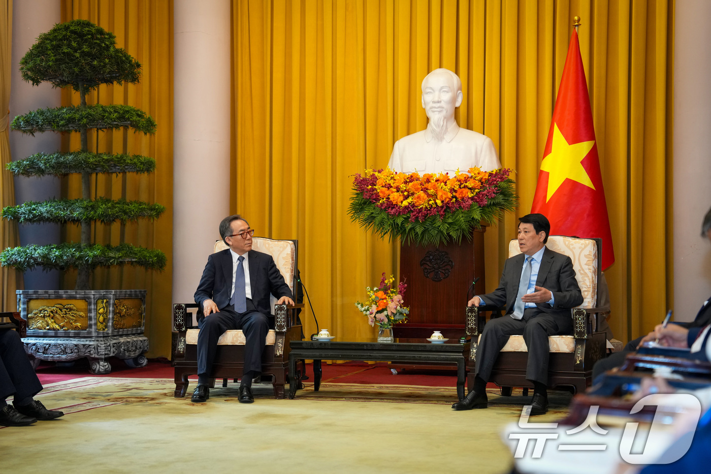 (서울=뉴스1) 임세영 기자 = 베트남을 공식 방문 중인 조태열 외교부 장관이 16일 베트남 하노이에서 르엉 끄엉 베트남 국가주석을 예방하고 있다. (외교부 제공, 재판매 및 DB …