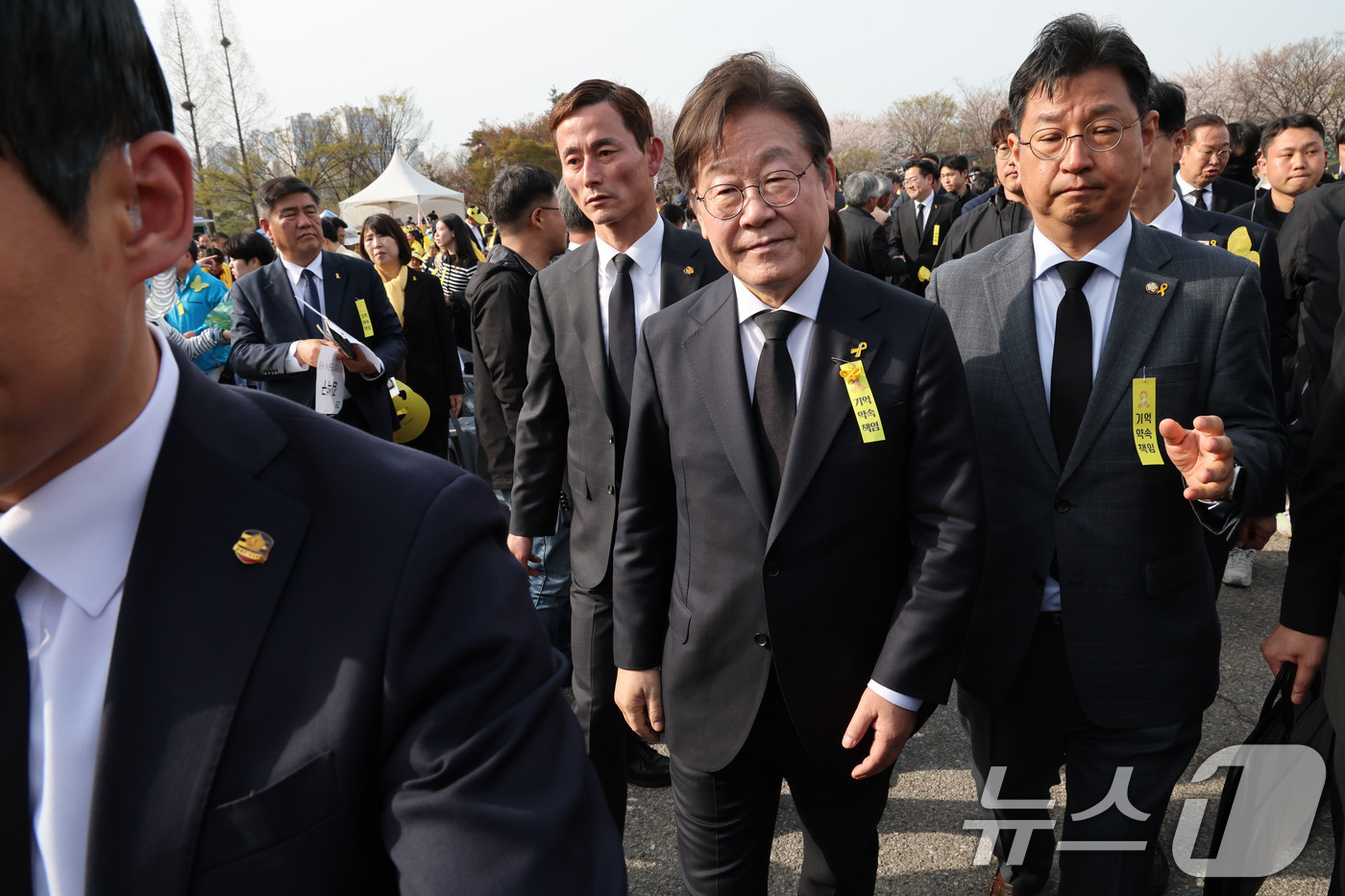 (안산=뉴스1) 김영운 기자 = 이재명 더불어민주당 전 대표가 16일 오후 경기 안산시 단원구 화랑유원지 제3주차장에서 열린 세월호참사 11주기 기억식을 마치고 이동하고 있다. ( …