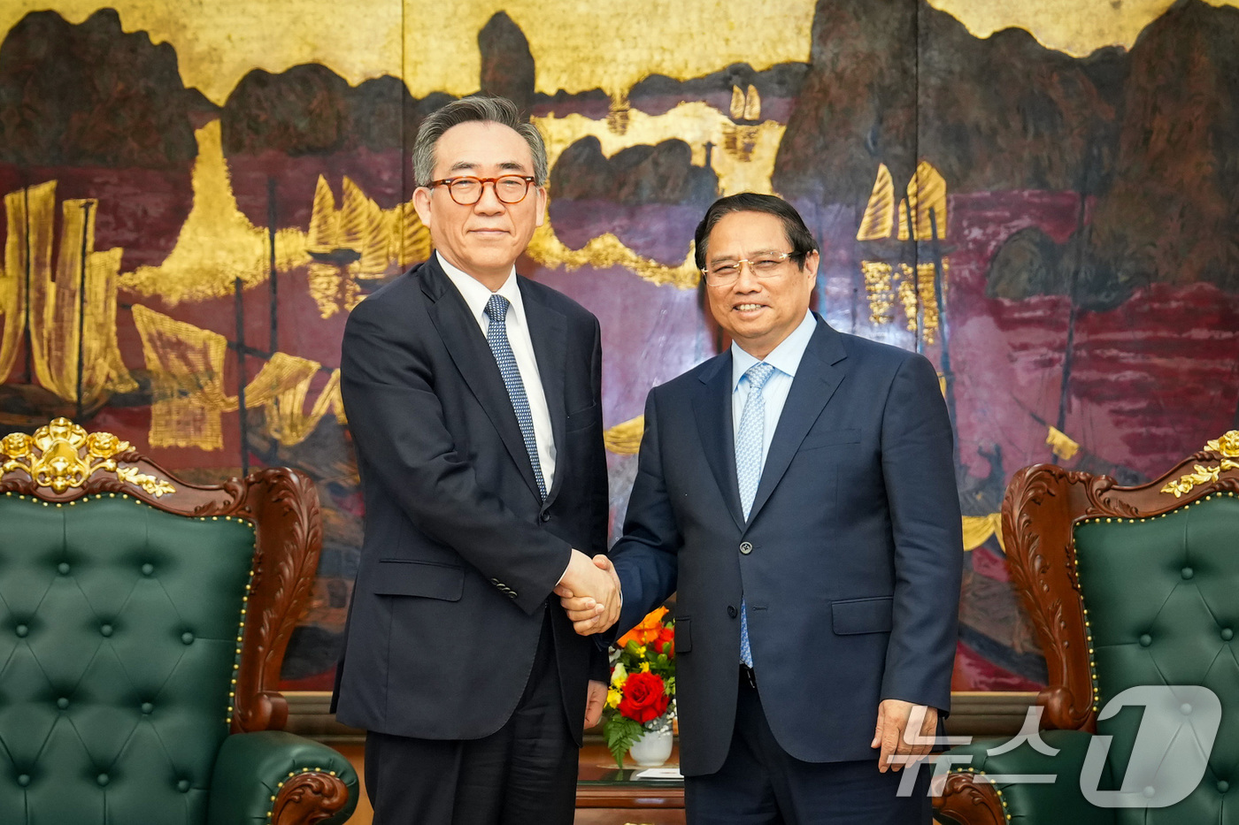 (서울=뉴스1) 임세영 기자 = 베트남을 공식 방문 중인 조태열 외교부 장관이 16일 베트남 하노이에서 팜 밍 찡 베트남 총리를 예방하고 있다. (외교부 제공, 재판매 및 DB 금 …