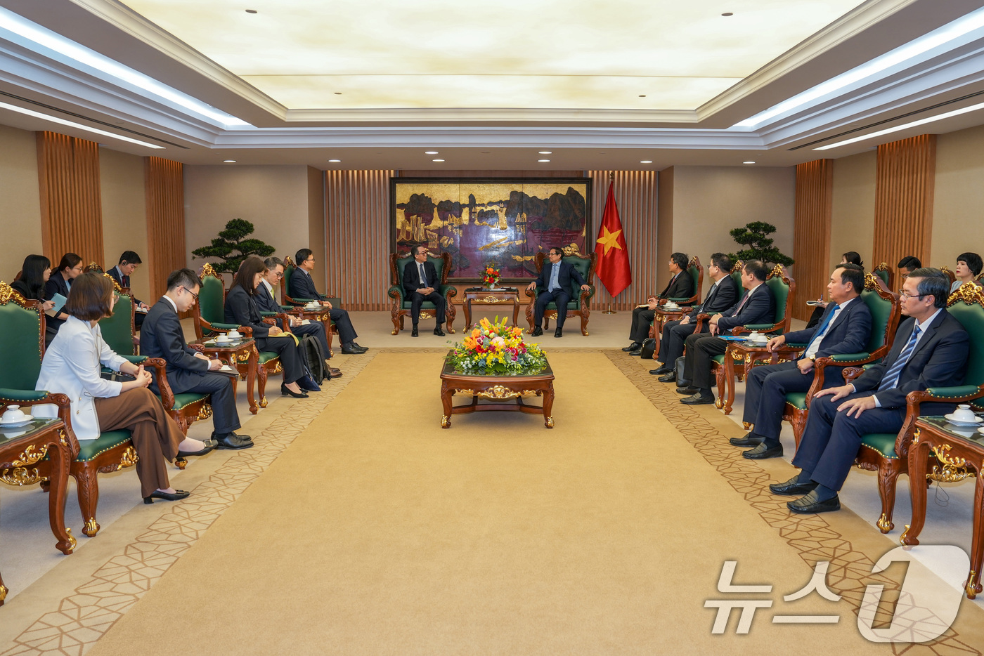 (서울=뉴스1) 임세영 기자 = 베트남을 공식 방문 중인 조태열 외교부 장관이 16일 베트남 하노이에서 팜 밍 찡 베트남 총리를 예방하고 있다. (외교부 제공, 재판매 및 DB 금 …