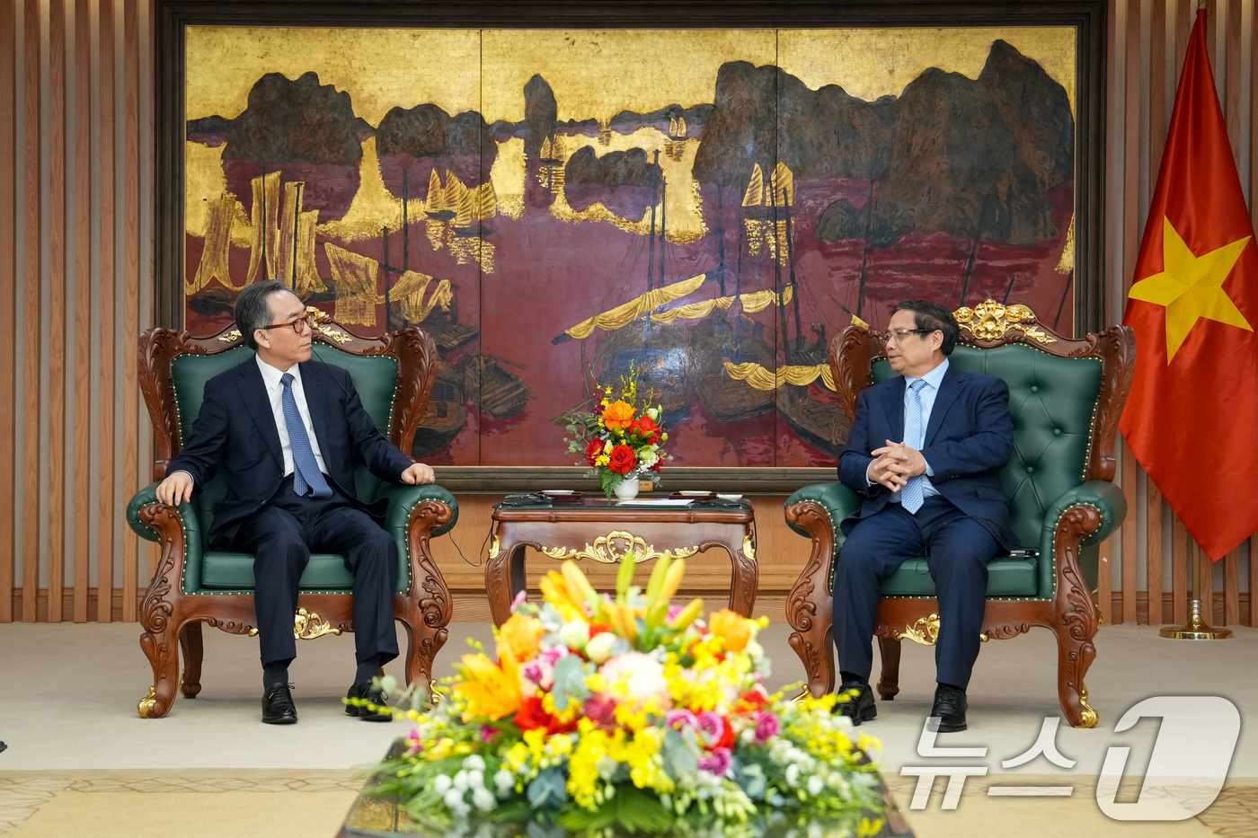 (서울=뉴스1) 임세영 기자 = 베트남을 공식 방문 중인 조태열 외교부 장관이 16일 베트남 하노이에서 팜 밍 찡 베트남 총리를 예방하고 있다. (외교부 제공, 재판매 및 DB 금 …