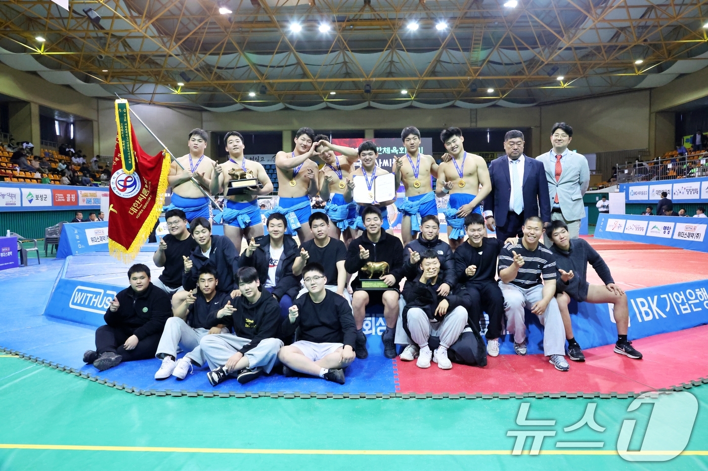 (서울=뉴스1) = 16일 전라남도 보성군 벌교스포츠센터에서 열린 ‘제3회 대한체육회장기전국장사씨름대회’ 고등학교부 단체전에서 우승을 차지한 송곡고등학교(서울특별시)가 최창묵 감독 …