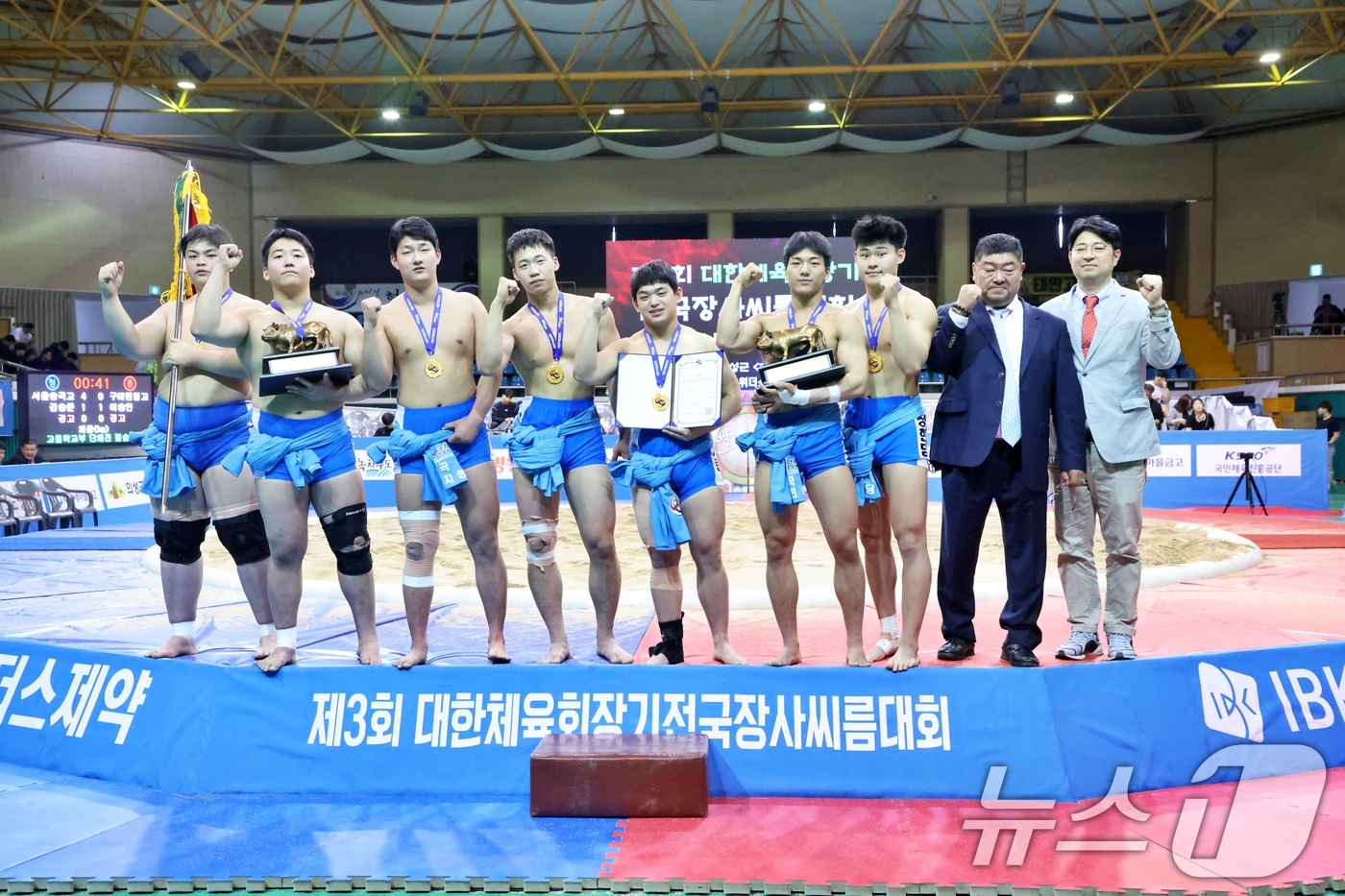 (서울=뉴스1) = 16일 전라남도 보성군 벌교스포츠센터에서 열린 ‘제3회 대한체육회장기전국장사씨름대회’ 고등학교부 단체전에서 우승을 차지한 송곡고등학교(서울특별시)가 최창묵 감독 …