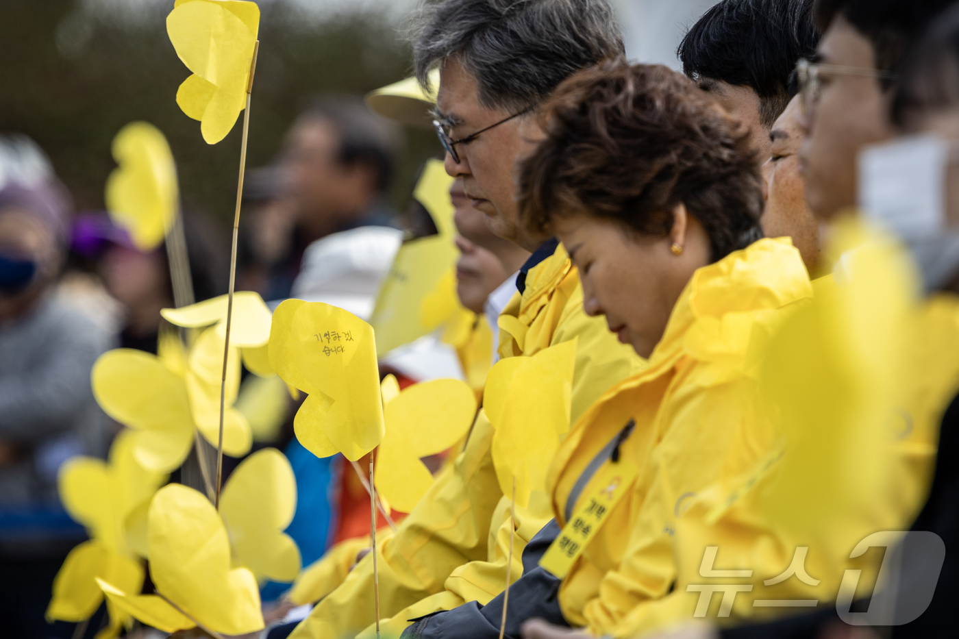 (안산=뉴스1) 김영운 기자 = 16일 오후 경기 안산시 단원구 화랑유원지 제3주차장에서 열린 세월호참사 11주기 기억식에서 기억공연이 이어지는 동안 유가족 등 참석자들이 슬픔에 …