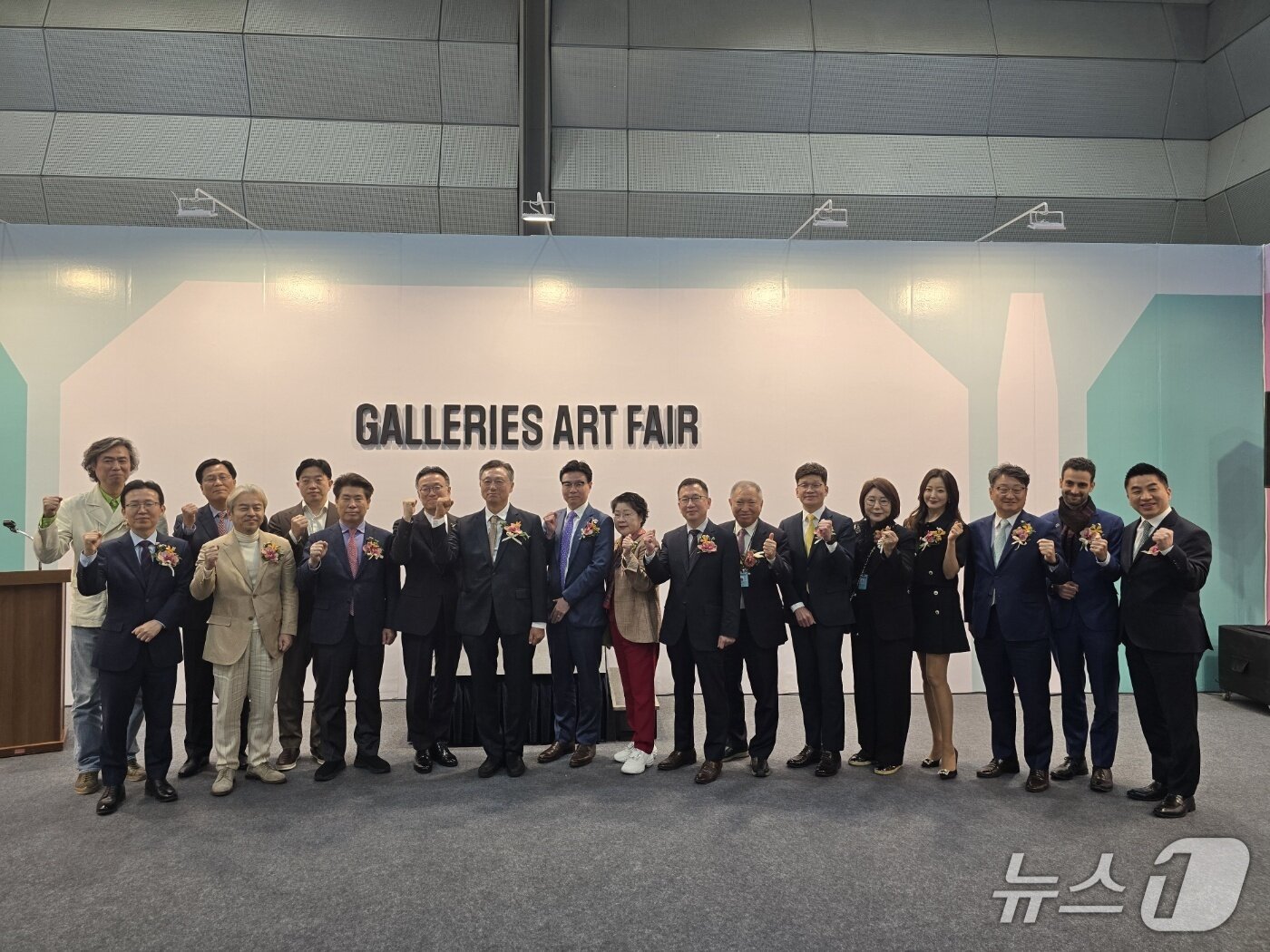 본문 이미지 - 16일 서울 강남구 코엑스에서 열린 &#39;2025 화랑미술제&#39; 개막식 참석자들이 기념 촬영을 하고 있다. 168개 협회 회원 화랑이 참여해 열리는 이번 화랑미술제는 오는 16일부터 20일까지 코엑스 A, B 홀에서 열린다. 2025.4.16/뉴스1 ⓒ News1 김정한 기자