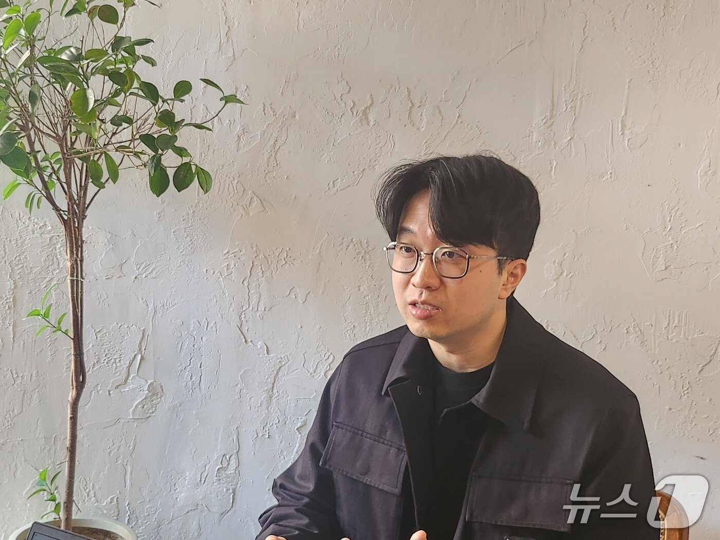 본문 이미지 - 모리타 준 퍼플렉시티 아시아태평양 대표가 뉴스1과 인터뷰하고 있다.&#40;퍼플렉시티 제공&#41;