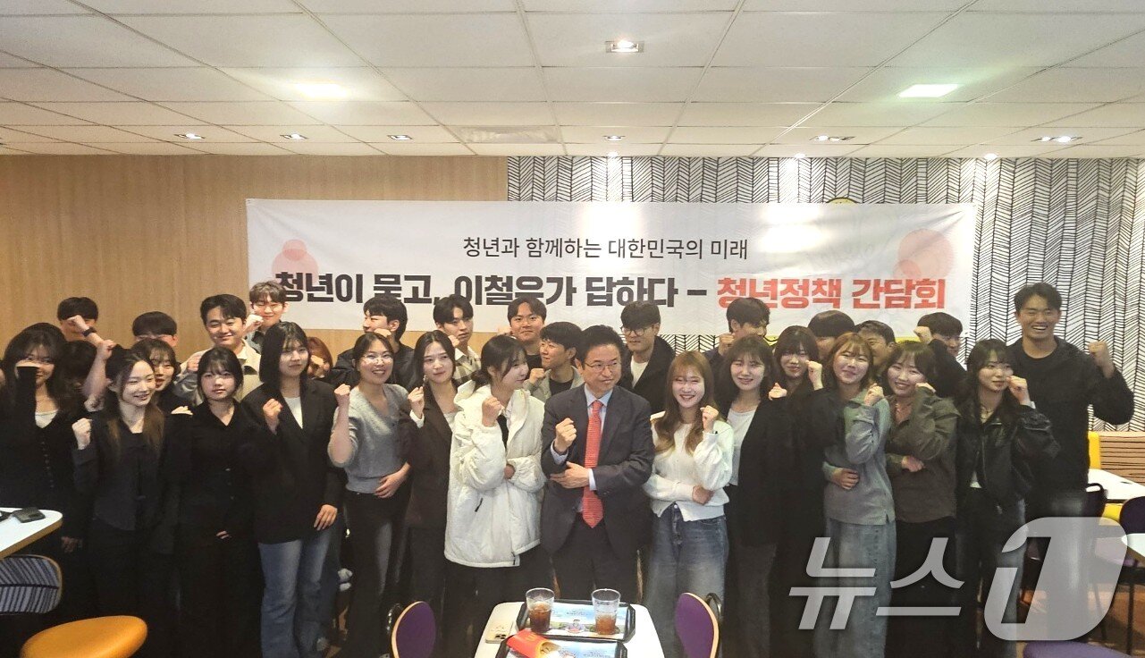 본문 이미지 - 대통령 선거에 출마한 이철우 경북지사는 16일 저녁 6시 부산 해운대를 방문해 햄버거가게에서 지역 청년들과 간담회를 가진 뒤 기념촬영을 하고 있다. 2025.4.16/뉴스1 신성훈 기자 ⓒ News1 신성훈 기자
