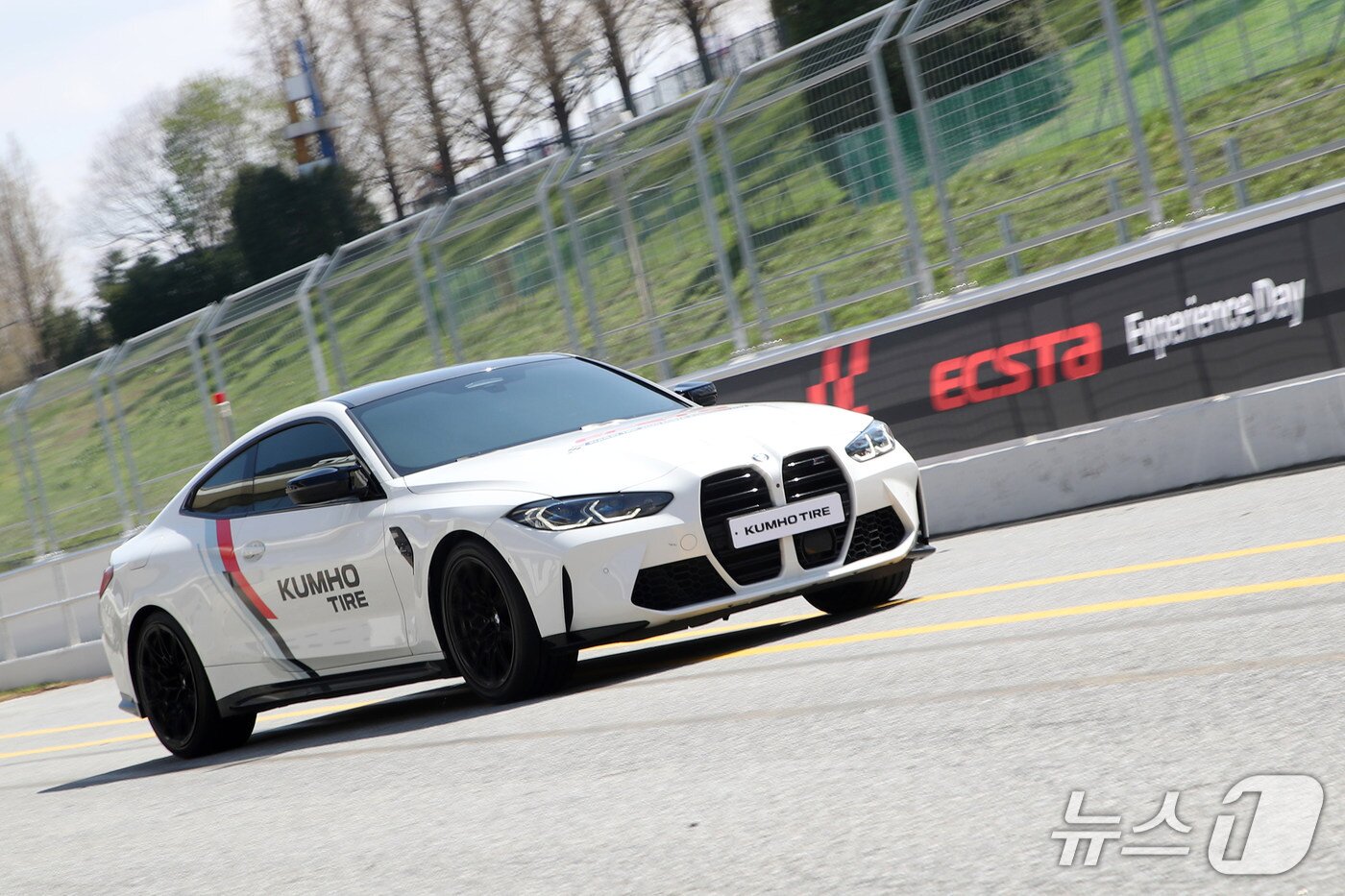 본문 이미지 - 15일 경기 용인 AMG 스피드웨이에서 금호타이어 엑스타 S를 장착한 BMW 고성능 모델 &#39;M4 컴페티션&#39;이 서킷을 질주하고 있다&#40;금호타이어 제공&#41;. 2025.04.15.
