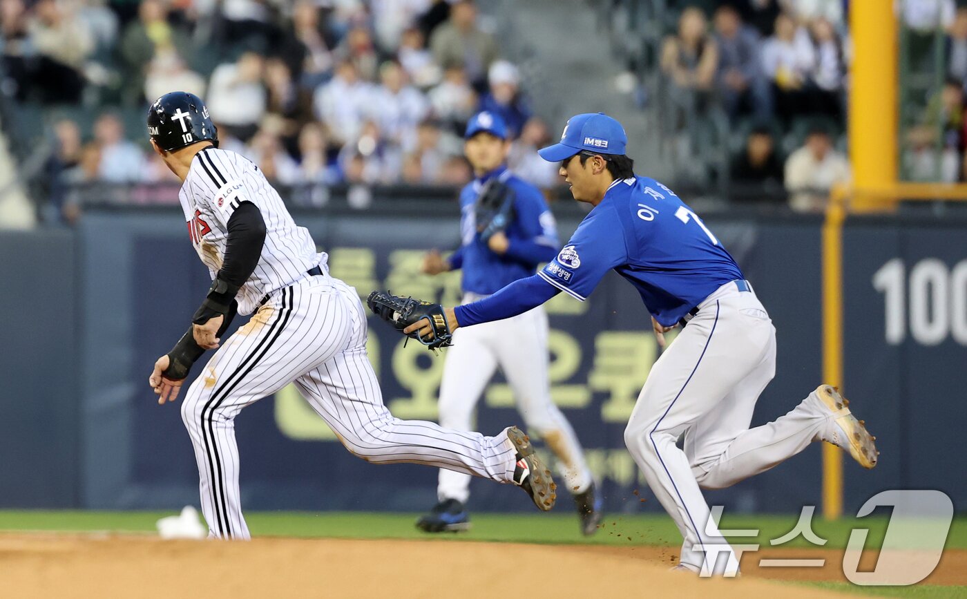 본문 이미지 - 16일 서울 송파구 잠실야구장에서 열린 프로야구 '2025 신한 SOL 뱅크 KBO리그' 삼성 라이온즈와 LG 트윈스의 경기 2회말 LG 공격 1사 주자 2루 상황 2루 주자 오지환이 협살에 걸려 아웃당하고 있다. 2025.4.16/뉴스1 ⓒ News1 이승배 기자