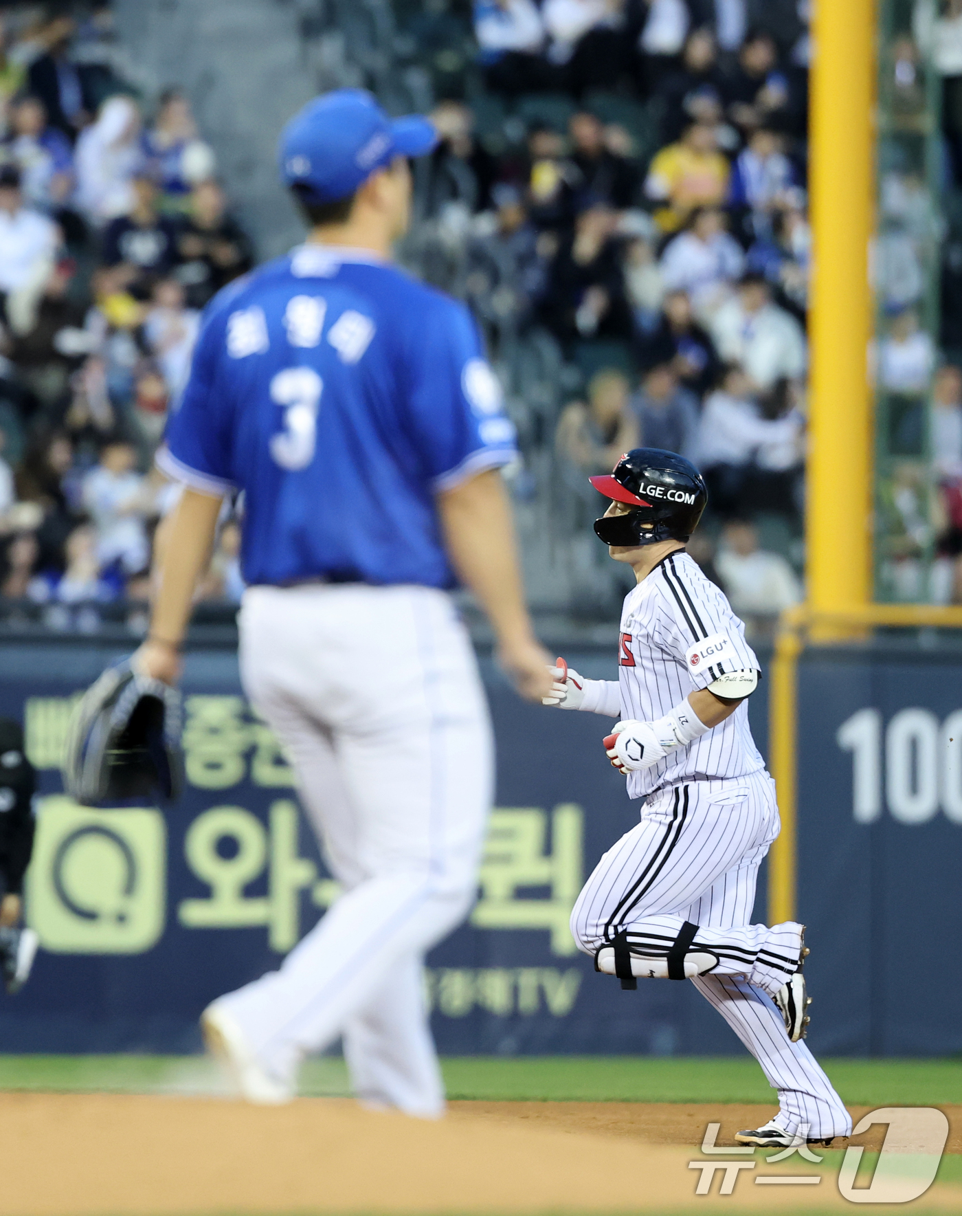 (서울=뉴스1) 이승배 기자 = 16일 서울 송파구 잠실야구장에서 열린 프로야구 '2025 신한 SOL 뱅크 KBO리그' 삼성 라이온즈와 LG 트윈스의 경기, 2회말 LG 공격 2 …